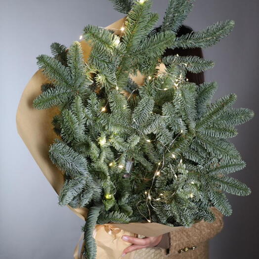 Три ветки нобилиса в крафте с гирляндой