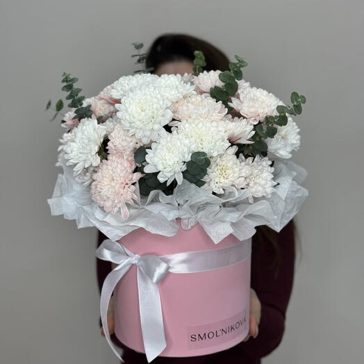 Шляпная коробка с хризантемой и эвкалиптом 🌸в розовой коробке