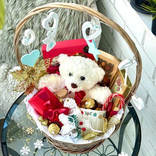 Подарочная светящаяся корзина «Мишка с предсказанием из Лапландии» с фонариками и бельгийским шоколадом ручной работы