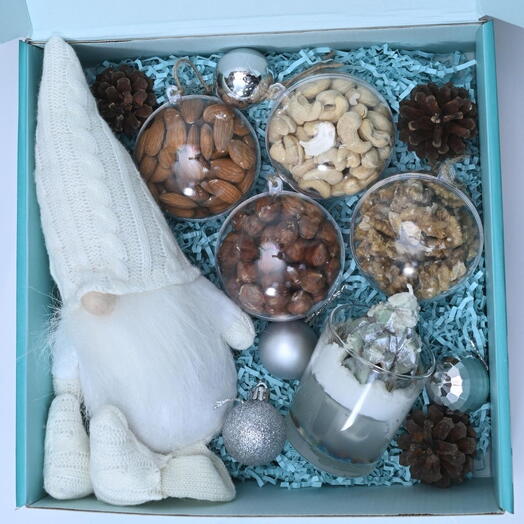 Новогодняя коробка с гномом