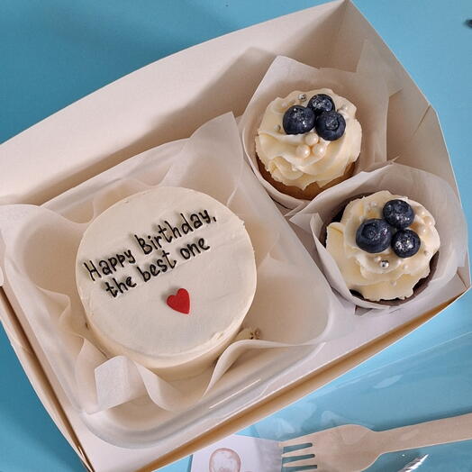 Комбо Бенто-торт Happy Birthday и 2 капкейка с голубикой