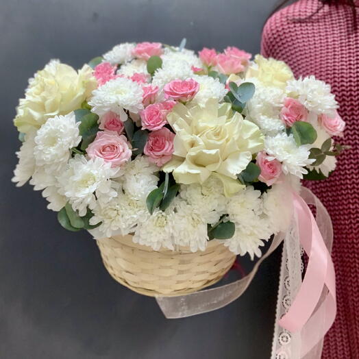 Корзина с французскими розами и хризантемами