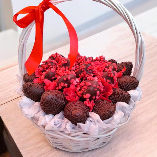 Клубника в шоколаде, композиция в корзине