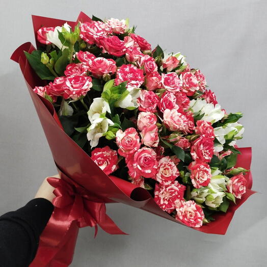 Букет кустовых роз и альстромерий