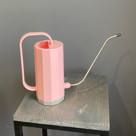 Лейка пластиковая розовая