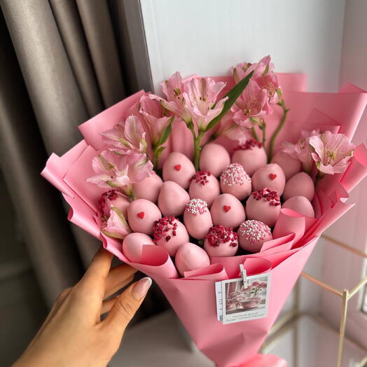 Клубничный розовый букет с цветами