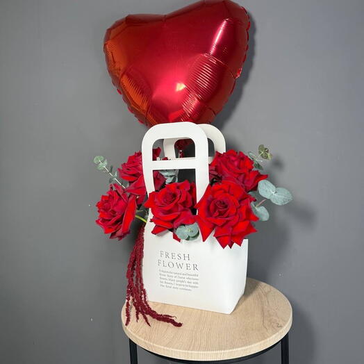 Розы с фольгированным сердцем «Признание в любви»