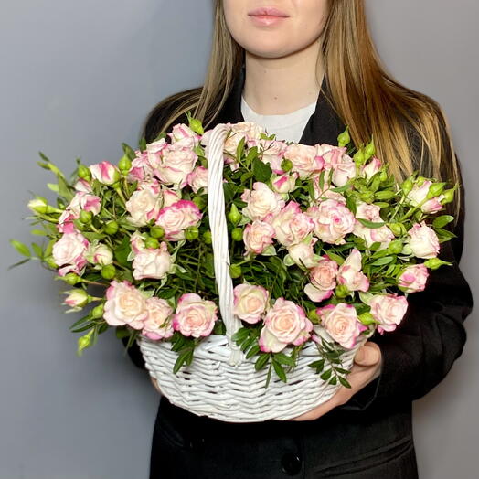 Корзина с кустовыми розами Рефлекс и зеленью