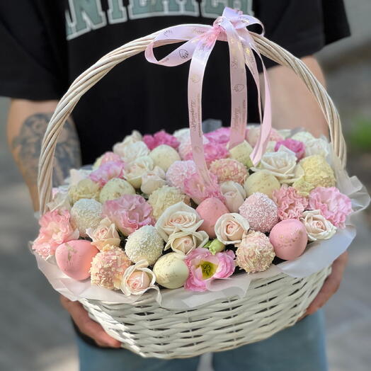 Клубника в шоколаде с розами в корзине