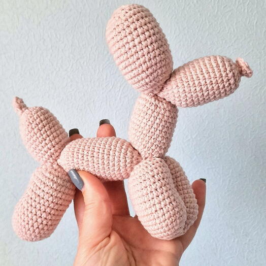 Собака из воздушных шариков вязаная розовая