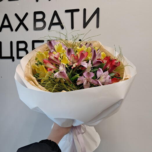 Альстромерии с аспарагусами