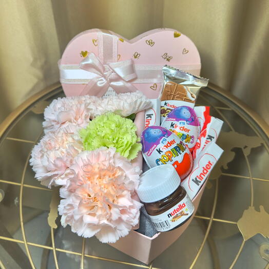 Подарочная коробка «Сердце-Сюрприз» — живые цветы и Kinder
