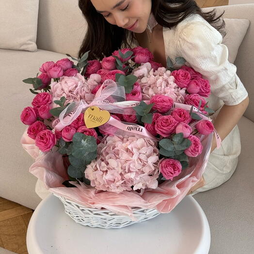 Яркая Корзина с цветами