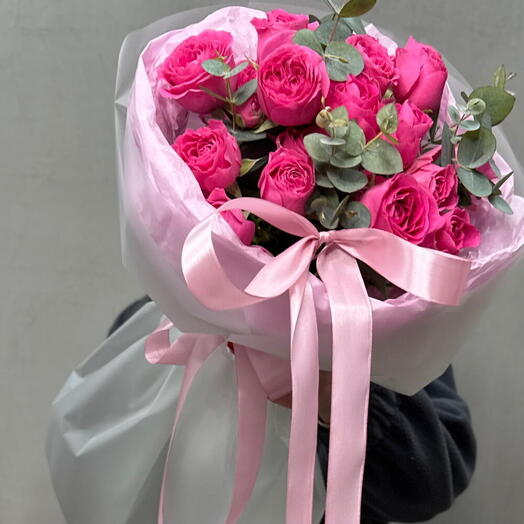 Яркий сочный букет розовые кустовые розы мисти бабллс размер S