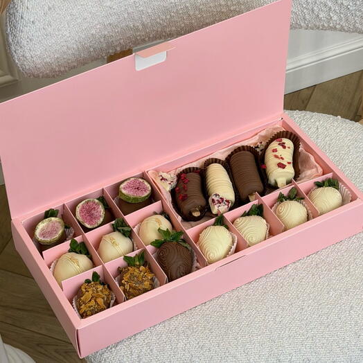 Набор из клубники, банана в шоколаде