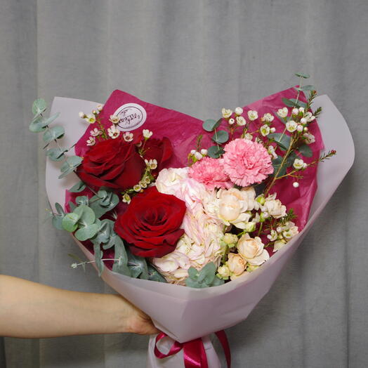 Букет с розами и гортензией