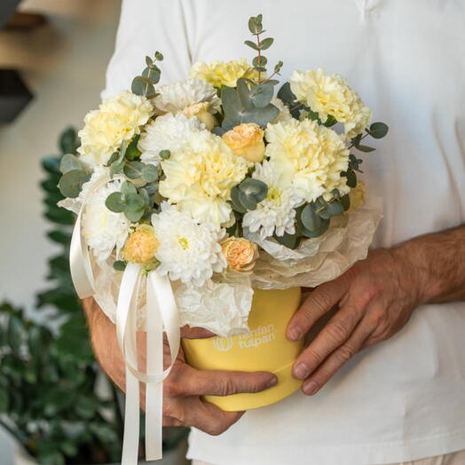 Композиция в шляпной коробке с лимонными гвоздиками Lemon Cup S