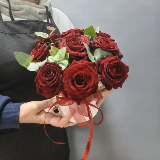 Коробка с розами и эвкалиптом