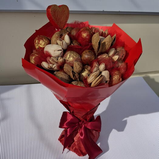Букет из орехов "Красный шелк"