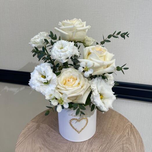 Цветы в коробке на 14 февраля белые с розой, лизиантусом