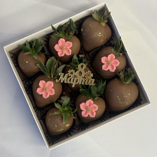 Клубника в молочном шоколаде 9-12 шт  gold с розовыми цветочками на 8 марта