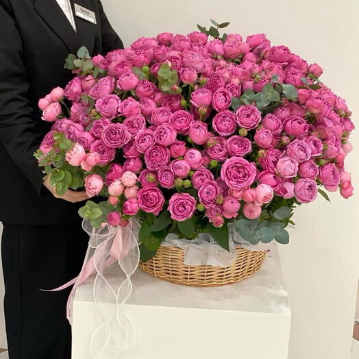 Корзина из пионовидных роз