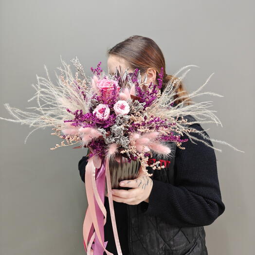 Букет в стеклянной вазе из стабилизированных роз, кермек