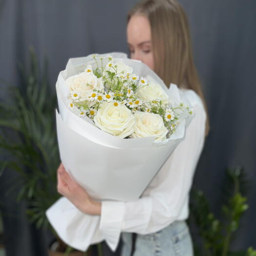 Букет из белой розы и ромашки