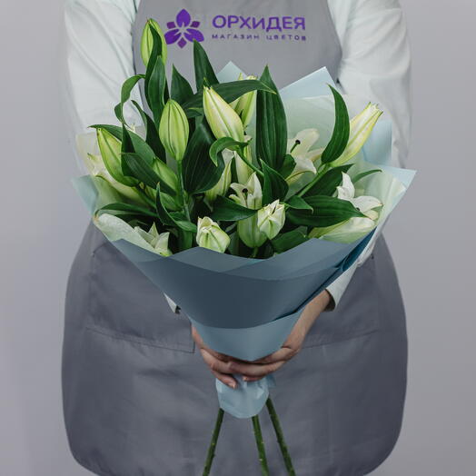 3 белые лилии