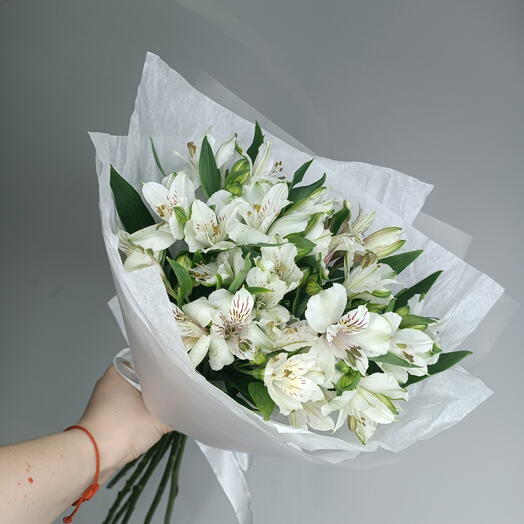 Букет - комплимент из белых альстромерий