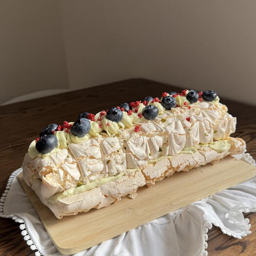 Фисташковый меренговый рулет