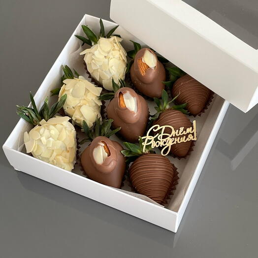 Клубника в шоколаде , миндаль