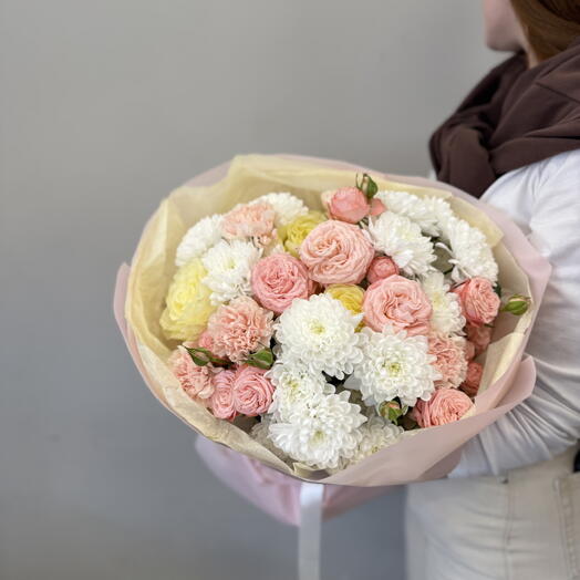 Пышный букет с розами, диантусами и кустовыми хризантемами