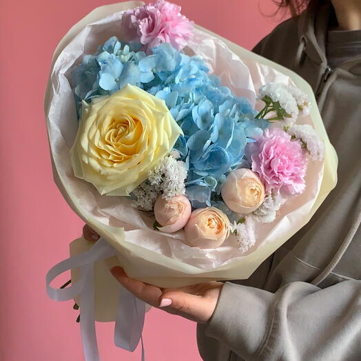 Нежный весенний букет с гортензией и розами (размер s)