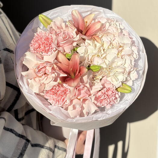Букет «Всплеск» с лилиями, французскими розами и гортензиями 🌸