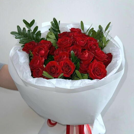 Красные кустовые розы Букет из красных кустовых роз 7 шт