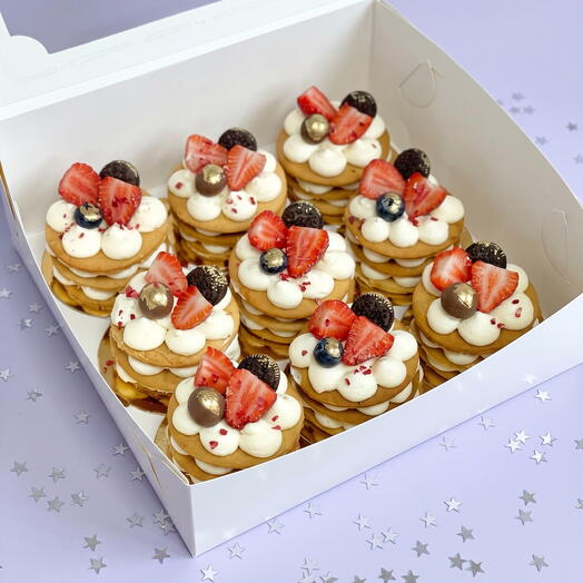 Pastel de miel con fresas y arándanos