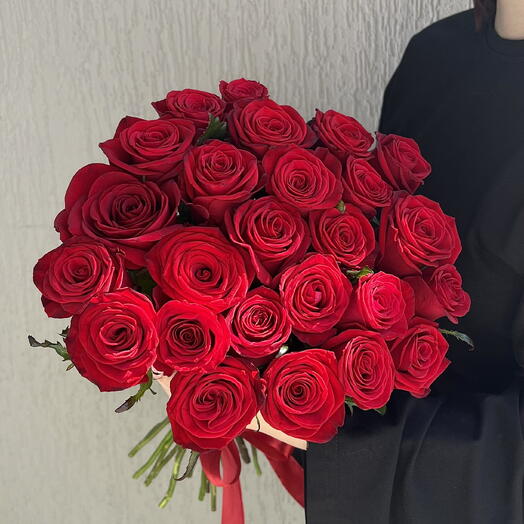 25 алых роз под ленту