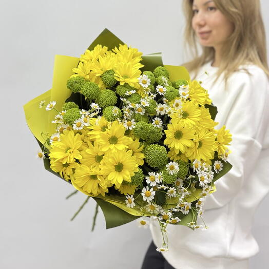 Солнечный букет из кустовых хризантем и ромашек