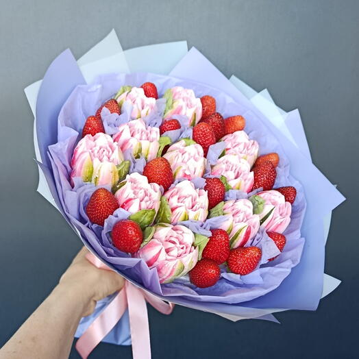 Букет из зефирных тюльпанов с клубникой