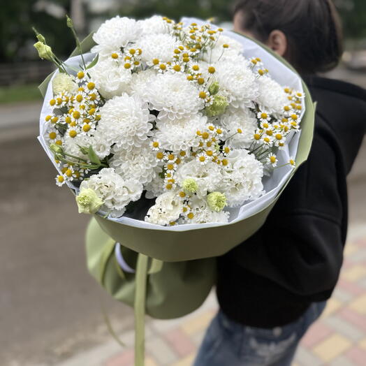 Букет из эустом,хризантем и ромашек