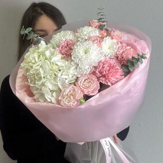 Нежный розовый букет с гортензией, кусто выми пионовидными розами и гвоздиками для любимой девушки