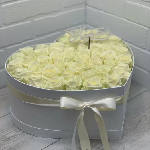 Сердце с белыми розами
