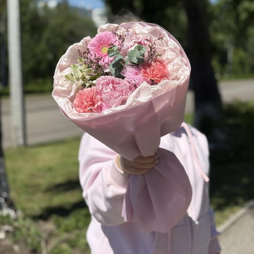 Букет с пионами и диантусами