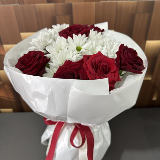 Букет с розами и хризантемой