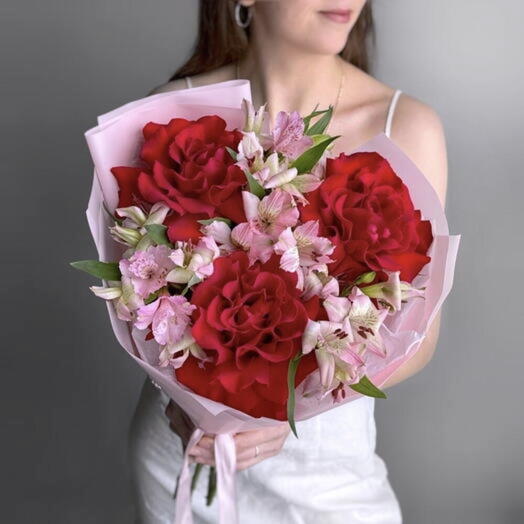 Нежные чувства: 3 французские розы и 4 альстромерии 💐