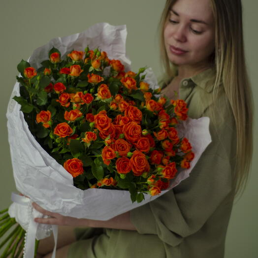 Монобукет оражевых кустовых роз