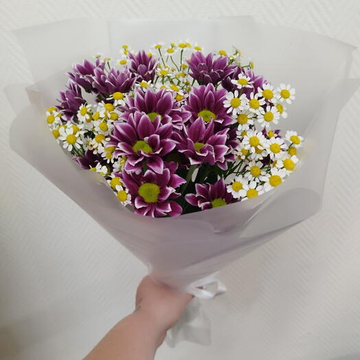 Букет из хризантем и ромашек