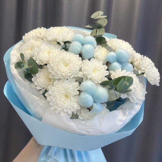 3 хризантемы с эвкалиптом и голубым хлопком💙