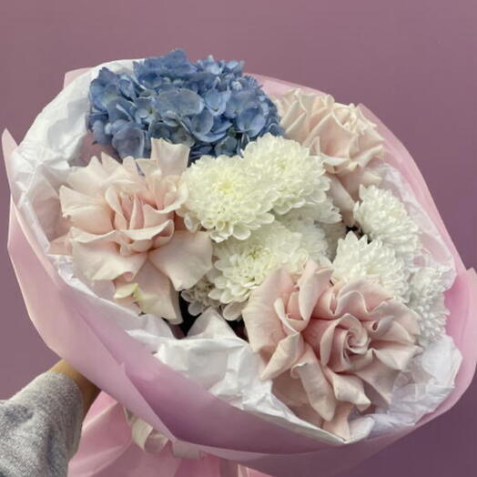 Букет с голубой гортензией, французскими розами, хризантемами🌸